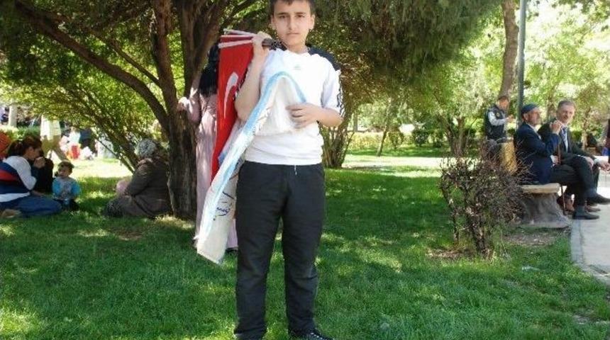 Yaşıtları G&uuml;nlerini Kutladı, Onlar &Ccedil;alıştı