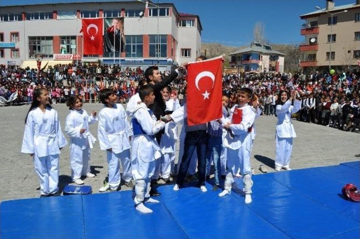 Adilcevaz&rsquo;da 23 Nisan Coşkusu