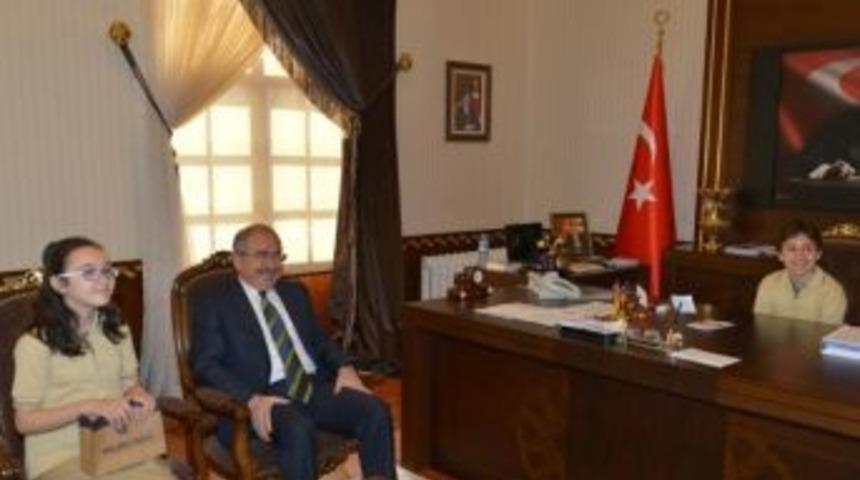 Kırklareli'de Vali Koltuğuna &Ouml;ğrenciler Oturdu