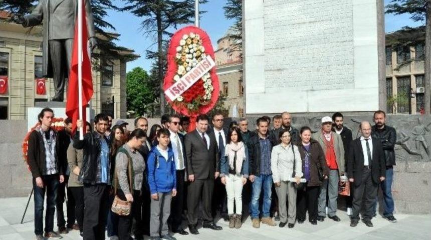 Eskişehir'de İş&ccedil;i Partililer "fotoğraf &Ccedil;ektirmek İ&ccedil;in" Anıta &Ccedil;elenk Sundu