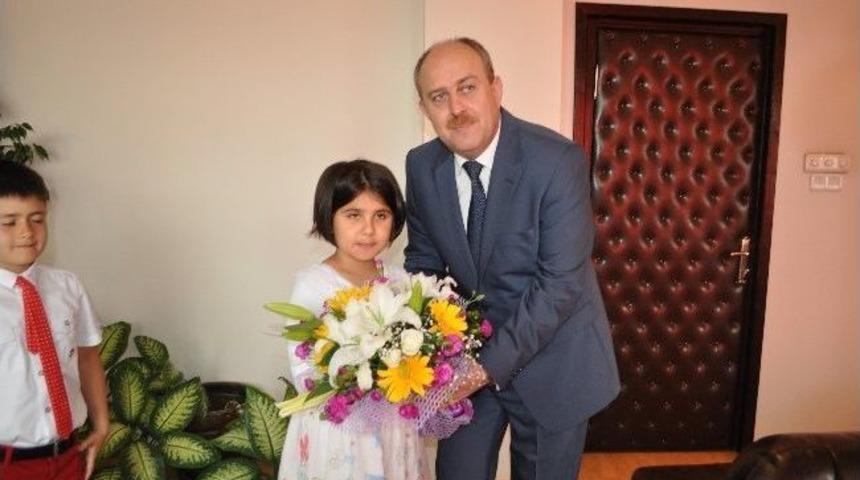 L&uuml;leburgaz'da Kaymakam, Belediye Başkanı, Cumhuriyet Başsavcısı Ve Milli Eğitim M&uuml;d&uuml;r&uuml; Koltuğuna &Ccedil;ocuklar Oturdu