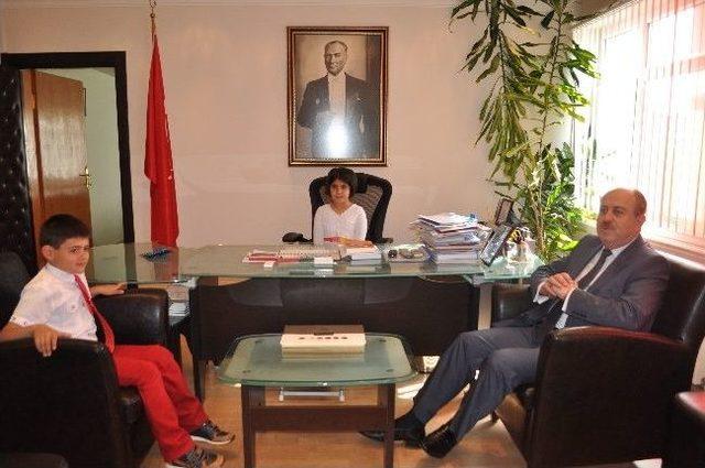 Lüleburgaz'da Kaymakam, Belediye Başkanı, Cumhuriyet Başsavcısı Ve Milli Eğitim Müdürü Koltuğuna Çocuklar Oturdu
