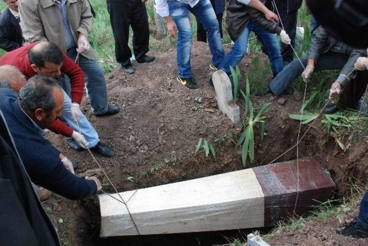 Kene Ş&uuml;phesi İle &Ouml;len 4 &Ccedil;ocuk Annesi Toprağa Verildi