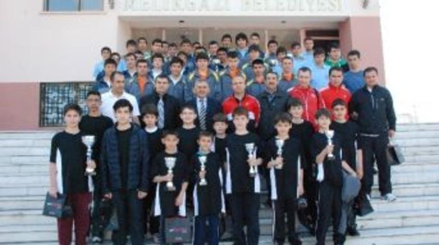 Melikgazi Belediyespor Voleybol Gen&ccedil; Takımı Kırşehir&rsquo;de