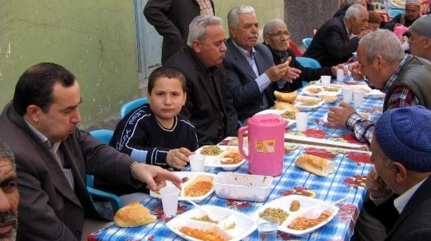 Camii Cemaati Kutlu Doğum Haftası Nedeniyle 2 Bin Kişiye Yemek İkram Etti