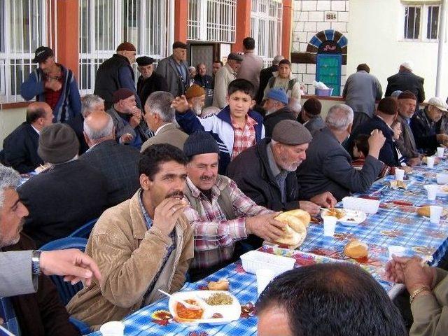 Camii Cemaati Kutlu Doğum Haftası Nedeniyle 2 Bin Kişiye Yemek İkram Etti
