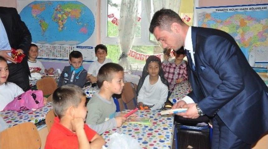 Gen&ccedil;ler &Ccedil;ocuklara Işık Oldu