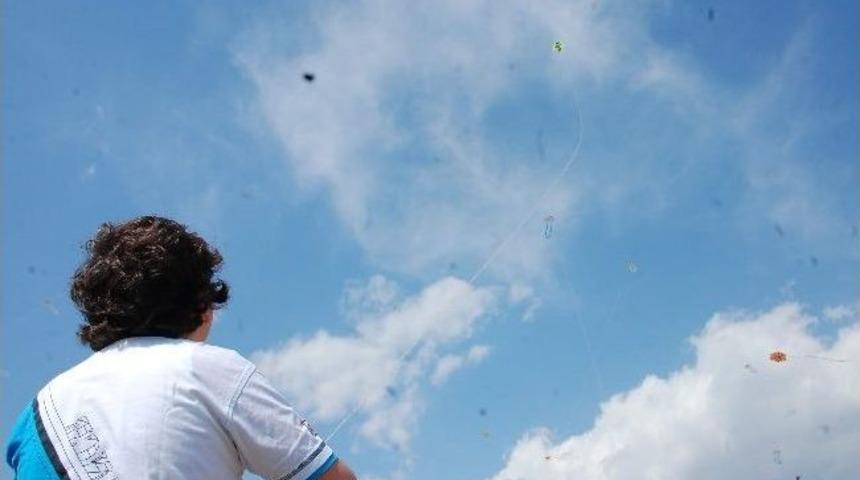 Eğitim-sen&rsquo;den, &Ccedil;ocuklar İ&ccedil;in U&ccedil;urtma Şenliği