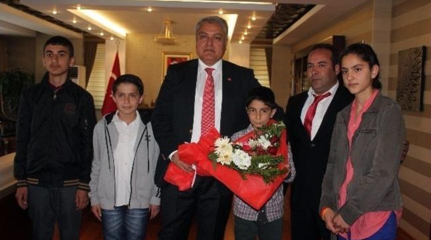 Valilik Makamına Kız &Ouml;ğrenci Oturdu