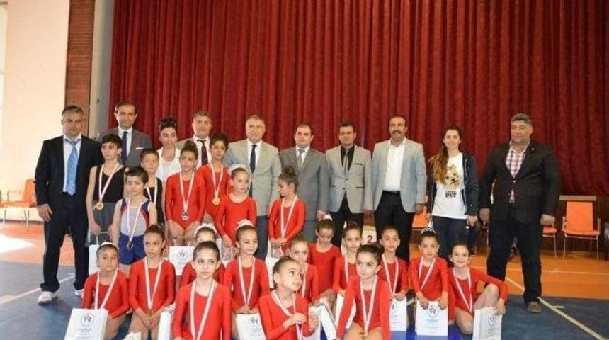 Minik Cimnastik&ccedil;ilerin G&ouml;sterisi Nefes Kesti