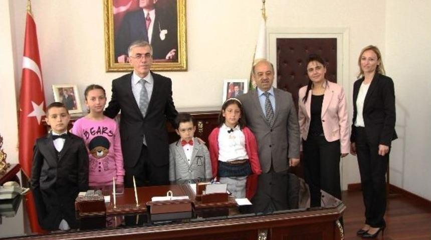 &Ouml;ğrencilerden Vali Ataklı&rsquo;ya 23 Nisan Ziyareti