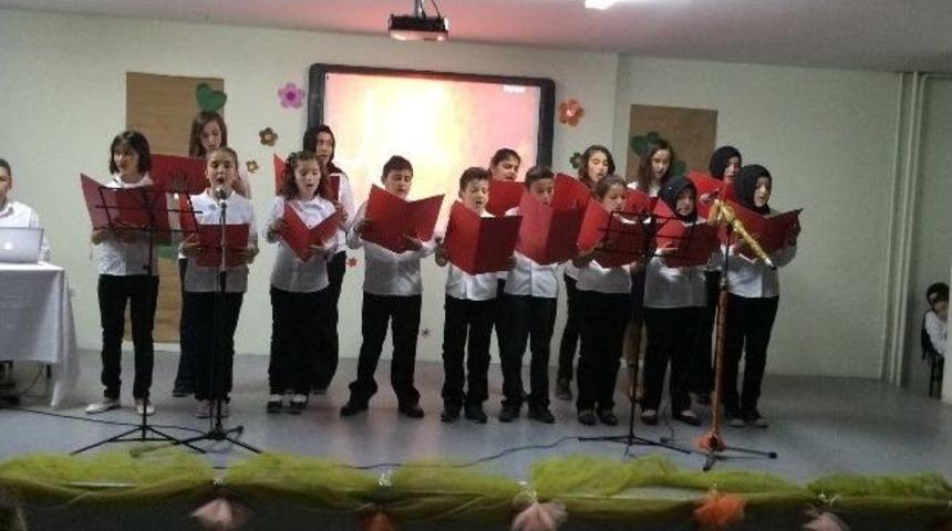 &Ouml;ğrenciler Şiirleriyle Dinleyenleri Duygulandırdı