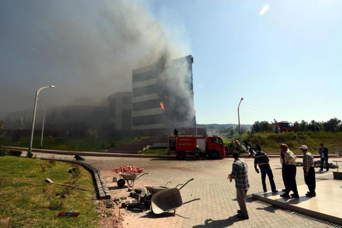 &Uuml;niversitede Inşaat Yangını