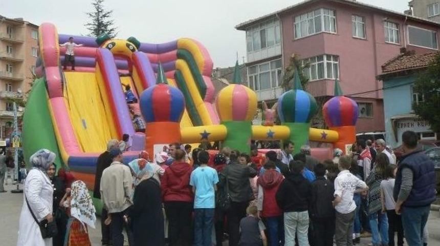 Boz&uuml;y&uuml;k'teki "&ccedil;ocuk Festivali" B&uuml;y&uuml;k İlgi G&ouml;rd&uuml;