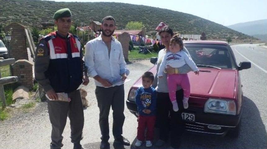 Jandarma Yol Kontrol&uuml;nde &Ccedil;ocuklara Hediyeler Verdi
