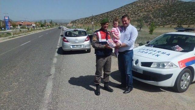 Jandarma Yol Kontrol&uuml;nde &Ccedil;ocuklara Hediyeler Verdi 1