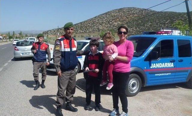Jandarma Yol Kontrolünde Çocuklara Hediyeler Verdi