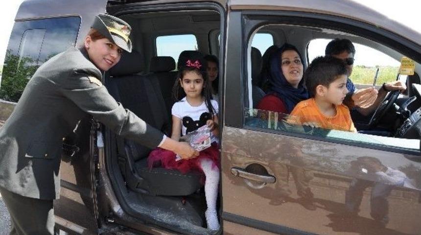 Jandarma &Ccedil;ocukları Sevindirdi