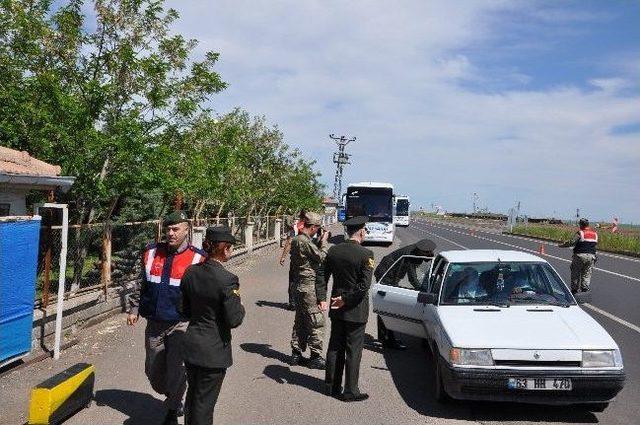 Jandarma &Ccedil;ocukları Sevindirdi 2