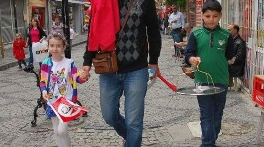 Herkes Kutlamalara, O İşe