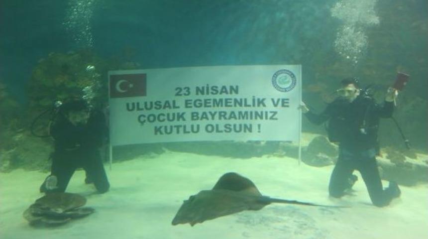 Su Altında 23 Nisan Coşkusu