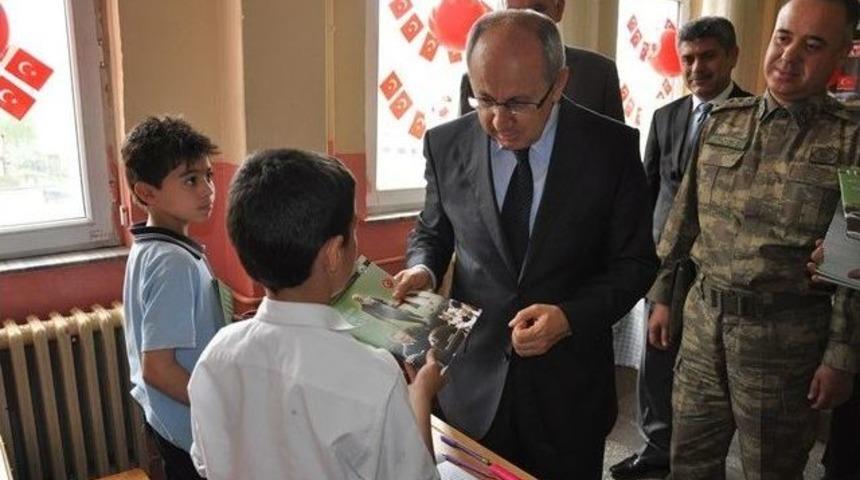 Iğdır'da "atat&uuml;rk Ve &Ccedil;ocuk" İsimli Kitap Dağıtımı