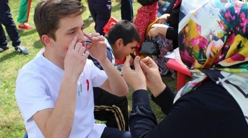 Hastanede &Ccedil;ocuklara Moral Programı