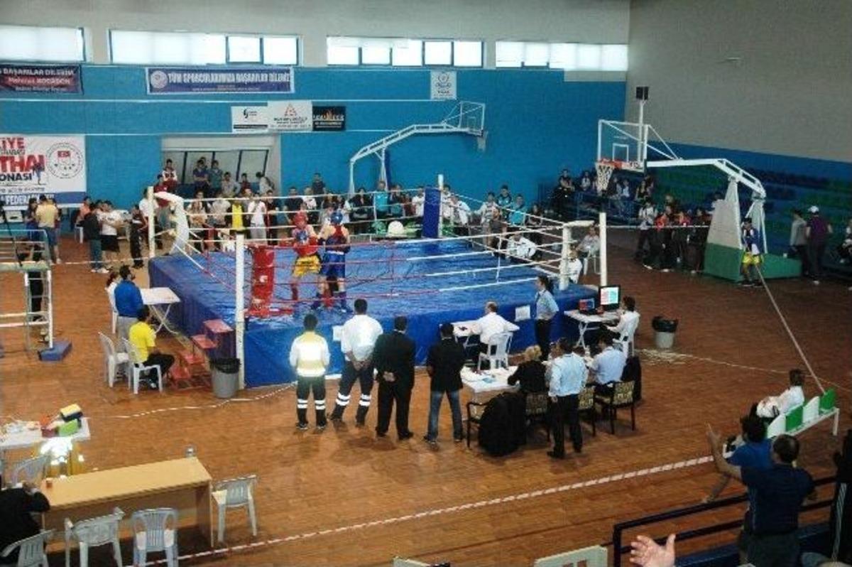 &Uuml;niversiteli &Ouml;ğrenciler Bodrum&rsquo;da Kıyasıya D&ouml;v&uuml;ş&uuml;yor