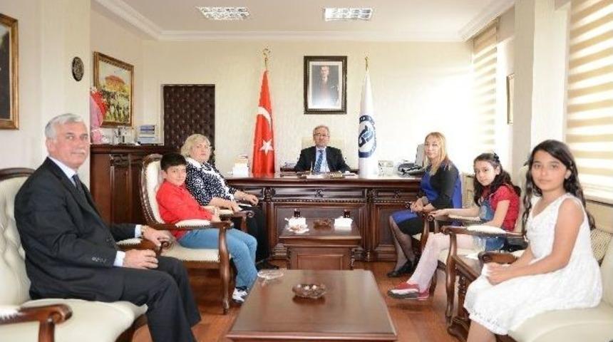 &Ouml;ğrencilerden B&uuml; Rekt&ouml;r&uuml; Kaplan&rsquo;a Ziyaret