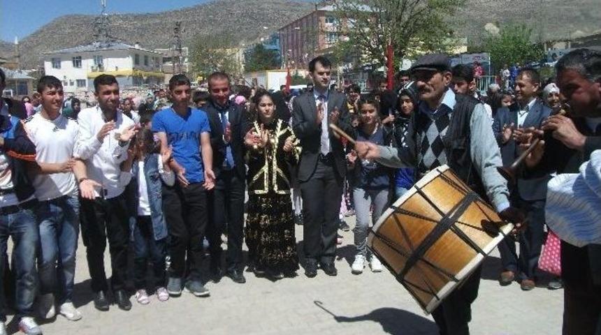 Hani Kaymakamı Sarı &Ccedil;ocuklarla Halay &Ccedil;ekti