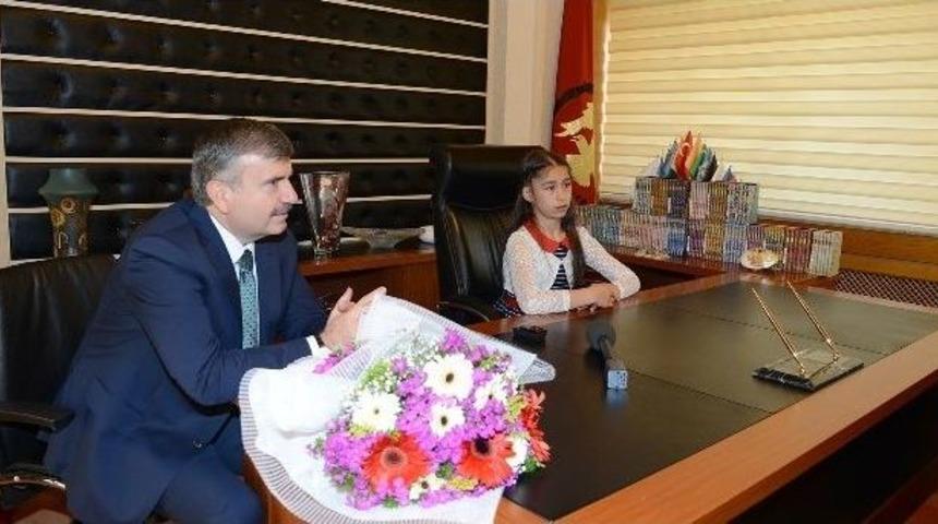 Başkan Aky&uuml;rek Koltuğunu Aleyna Yılmaz&rsquo;a Devretti