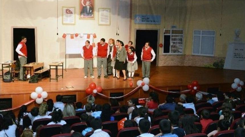 B&uuml;y&uuml;kşehir Belediyesi Tiyatro Ekibi 'sevgili &Ouml;ğretmenim'i Oynadı