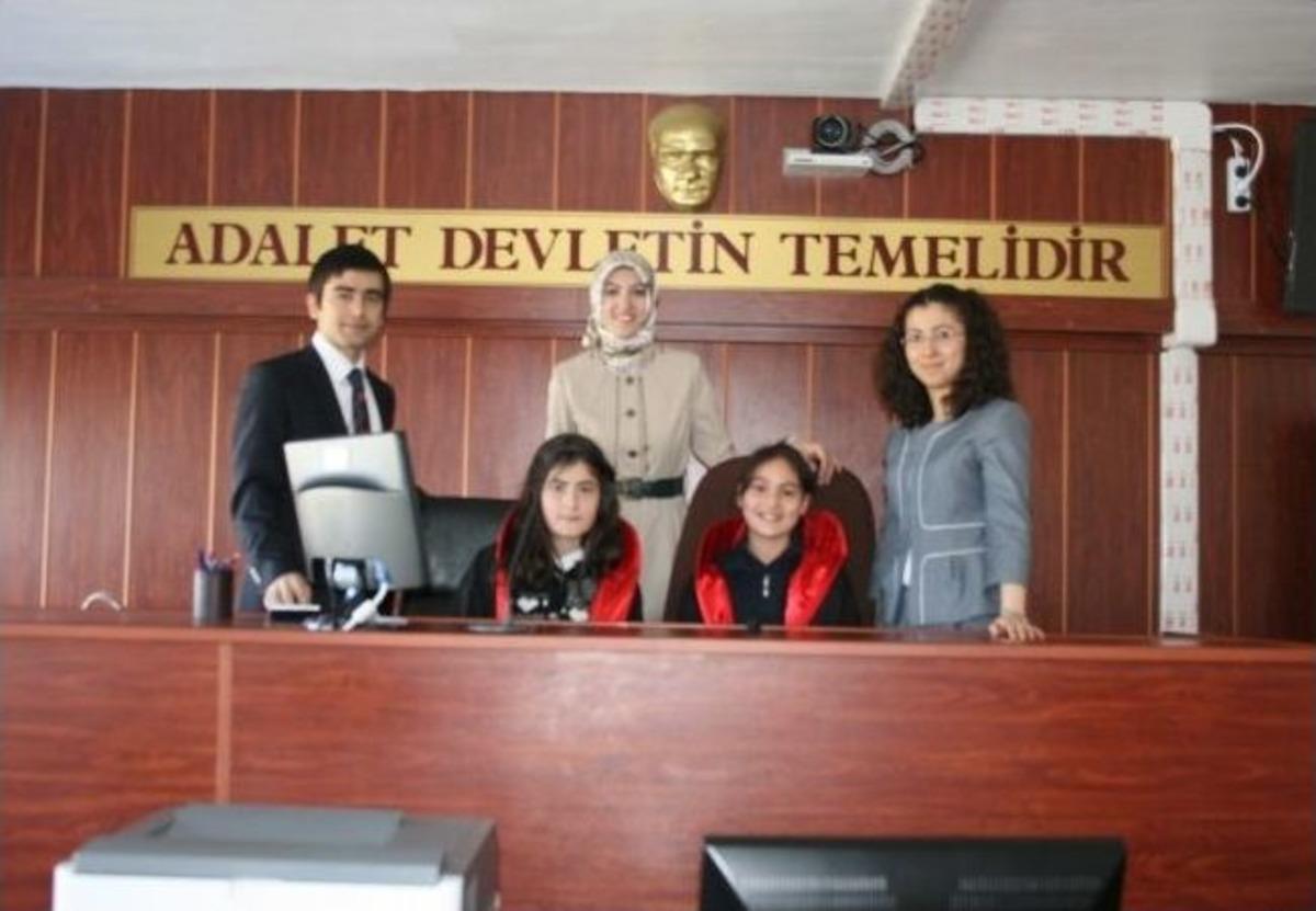 Pasinler'de &Ouml;ğrenciler Hakim Ve Savcı Oldular