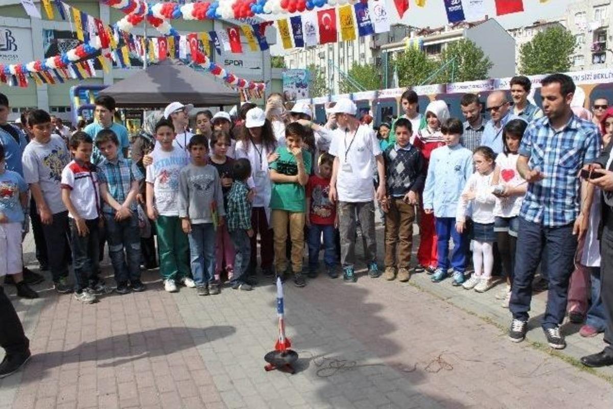 &Ccedil;ocuklar 23 Nisan'da Gezegenleri Keşfetti