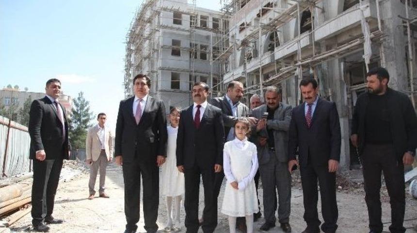 Vali K&uuml;&ccedil;&uuml;k Okul İnşaatlarını İnceledi