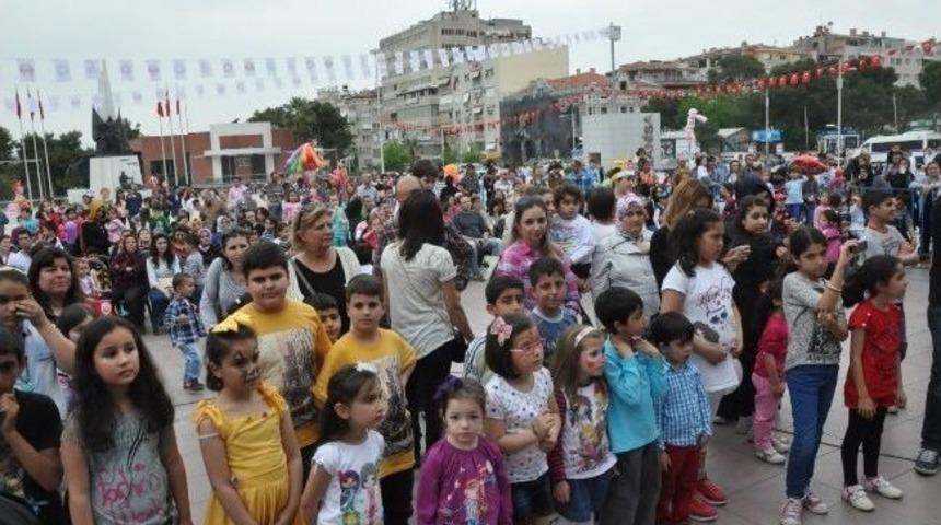 Manisalı &Ccedil;ocuklar Şirinler İle Eğlendi