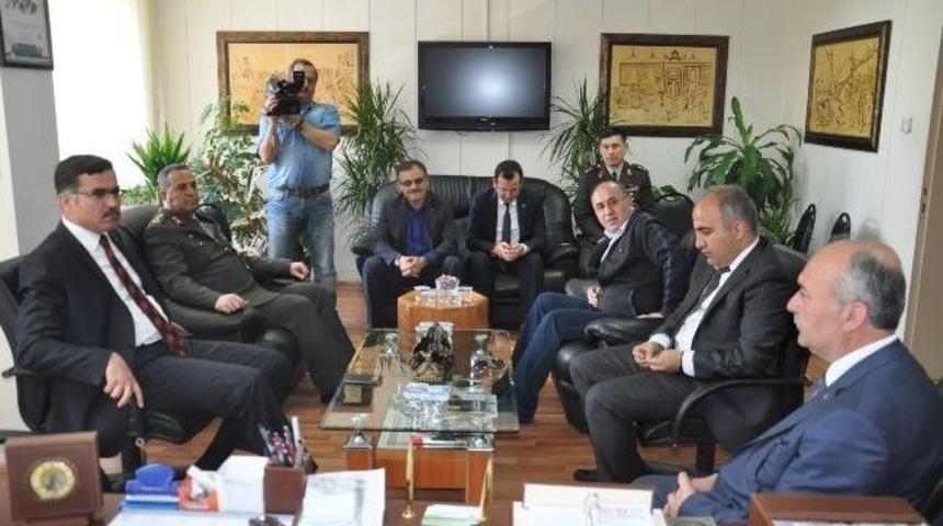 Vali Turhan, Dursunbey Belediye Başkanı Bah&ccedil;avan'ı Ziyaret Etti