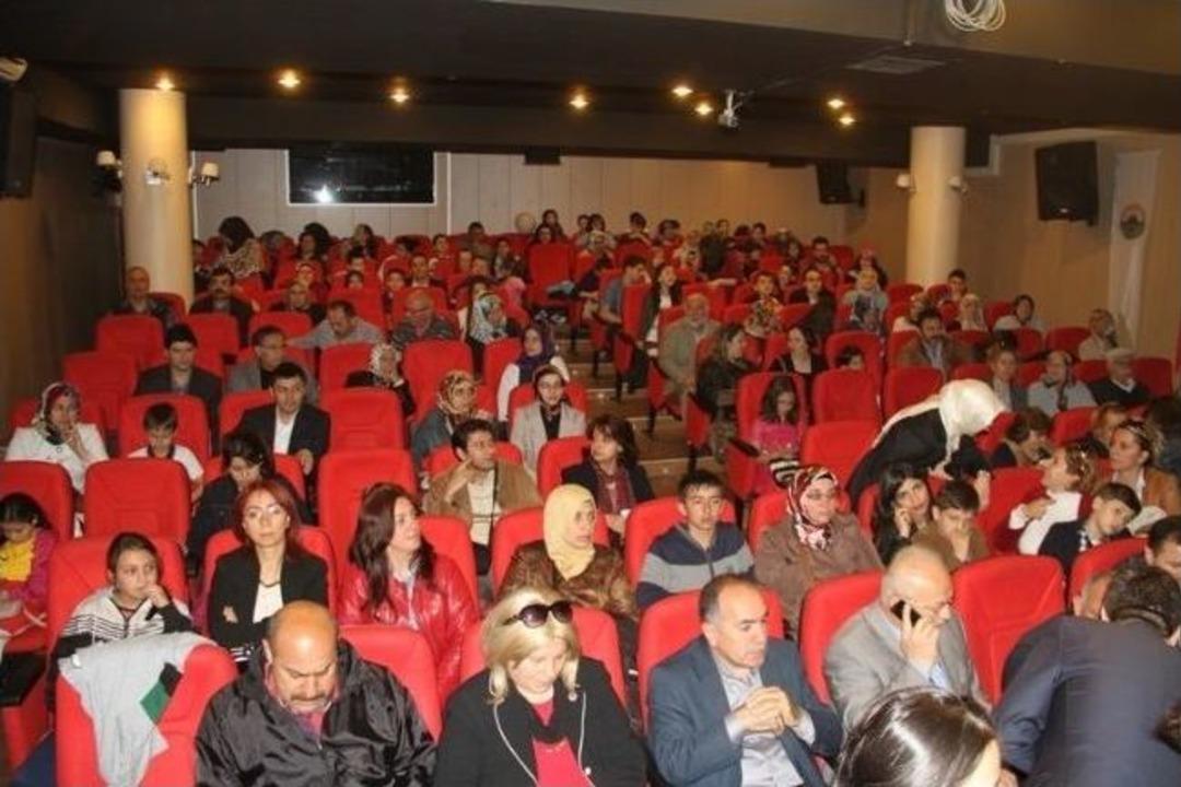 &Ccedil;ocuklar Sesleriyle Alkış Topladı