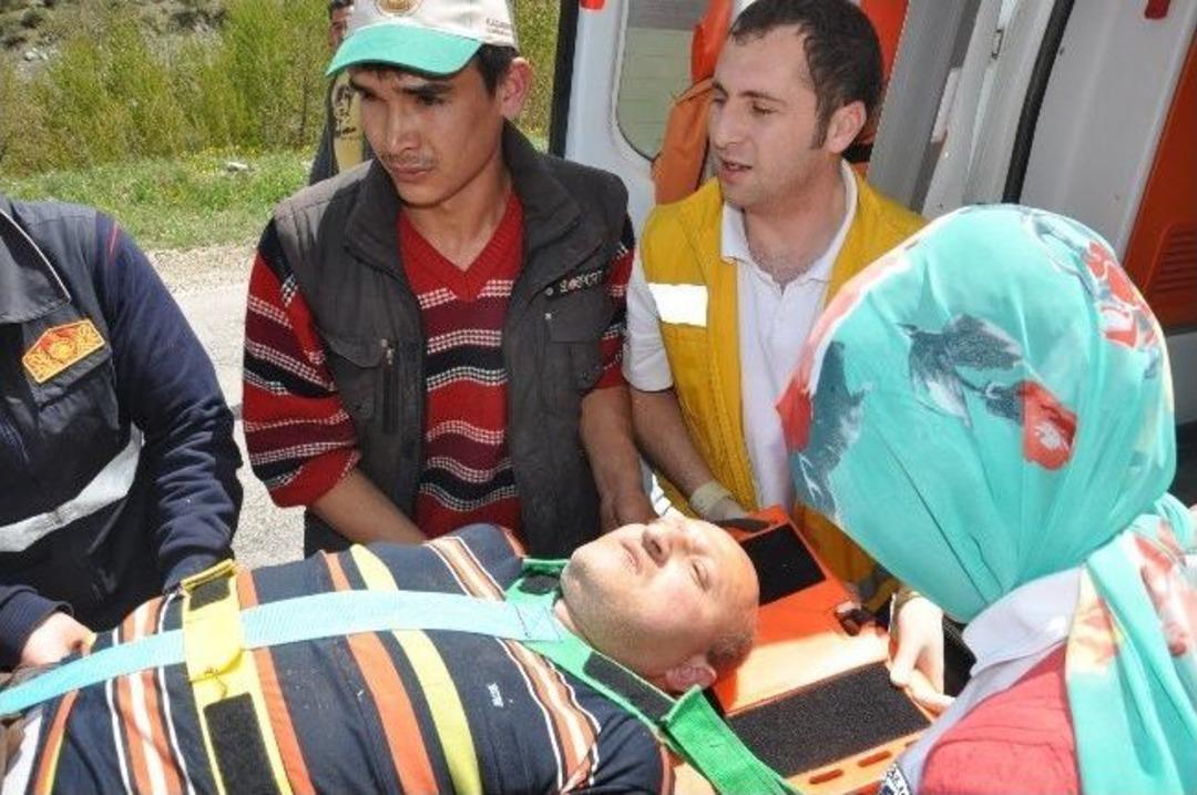 Kaza Yapan Otomobili U&ccedil;uruma D&uuml;şmekten &Ccedil;alılar Kurtardı