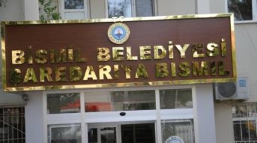Bismil Belediyesi'ne K&uuml;rt&ccedil;e Tabela Asıldı