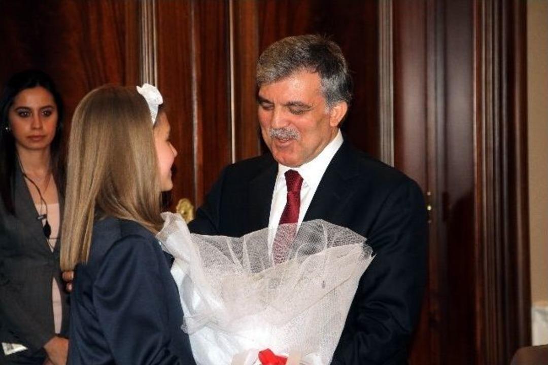 Cumhurbaşkanı G&uuml;l, &Ouml;ğrencileri Kabul Etti