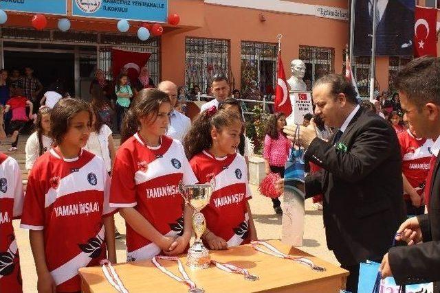 Kaymakam Yıldız, Çocuk Bayramında Halay Çekti