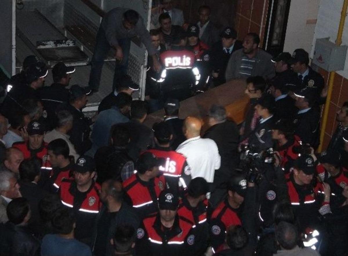 Yaşlı &Ccedil;ift, Ocağa &Ccedil;ay Koyduktan Sonra &Ouml;ld&uuml;r&uuml;lm&uuml;ş