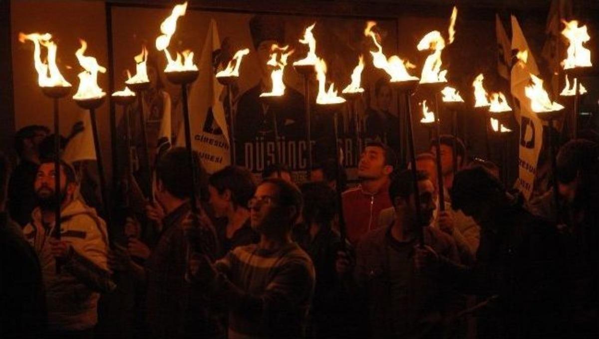 Giresun&rsquo;da 23 Nisan Bayramı İ&ccedil;in Fener Alayı D&uuml;zenlendi