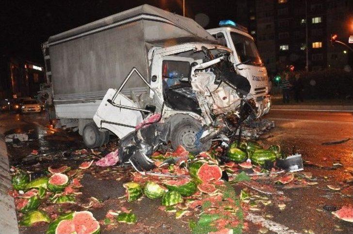 Kamyonet, Karpuz Yüklü Seyyar Kamyonete Çarptı: 2 Yaralı G1