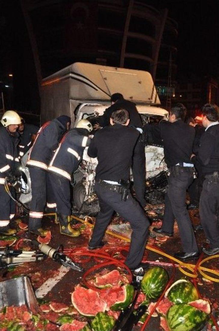 Kamyonet, Karpuz Yüklü Seyyar Kamyonete Çarptı: 2 Yaralı G2