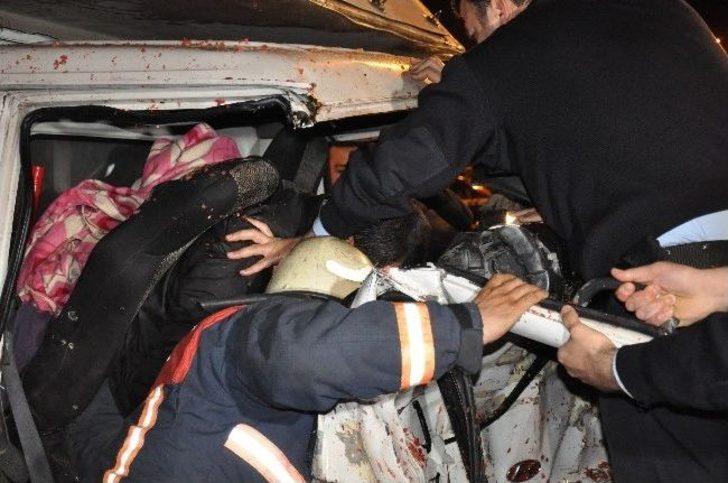 Kamyonet, Karpuz Yüklü Seyyar Kamyonete Çarptı: 2 Yaralı G3