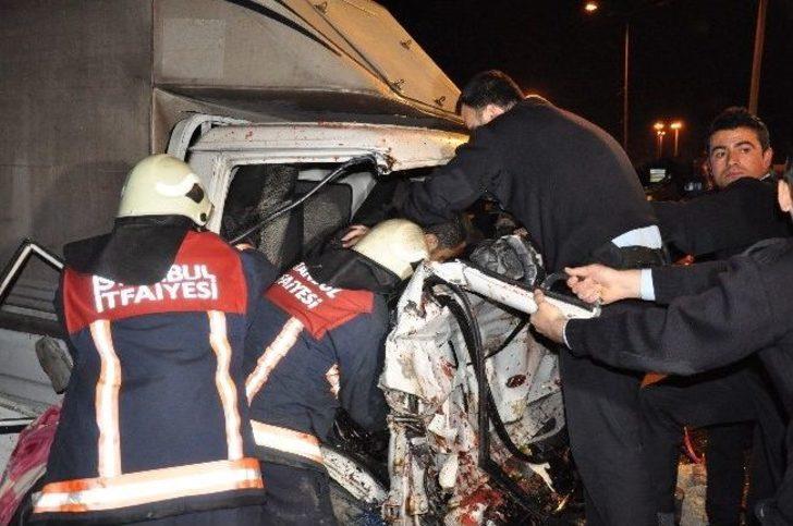 Kamyonet, Karpuz Yüklü Seyyar Kamyonete Çarptı: 2 Yaralı G4