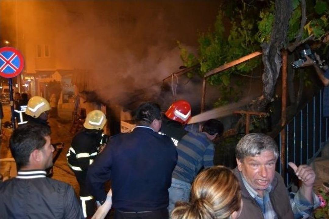 Fethiye&rsquo;de Depo Yangını 3 İşyerini K&uuml;l Etti