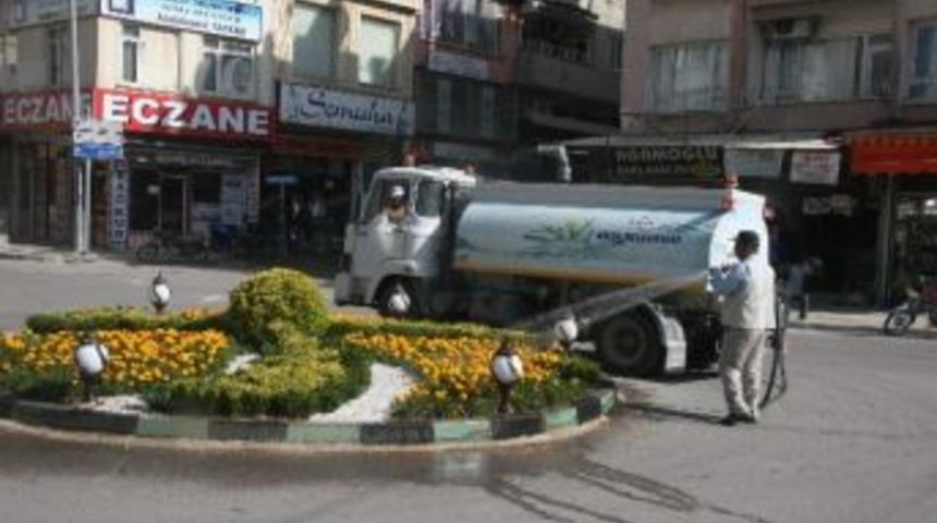 Kilis'te Ağa&ccedil;lar Sulanıyor